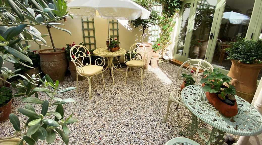Nordic Mixed Quartz creating a Italian Courtyard style gravel garden